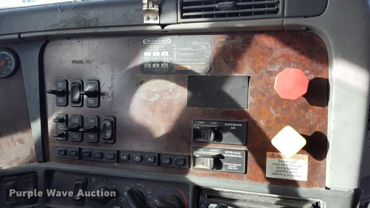 image for item L1642 2003 Freightliner Century ST120 semi truck