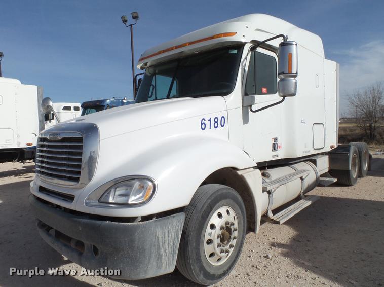 image for item L1643 2005 Freightliner Columbia semi truck