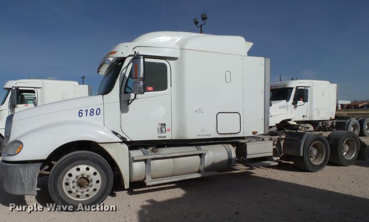 image for item L1643 2005 Freightliner Columbia semi truck
