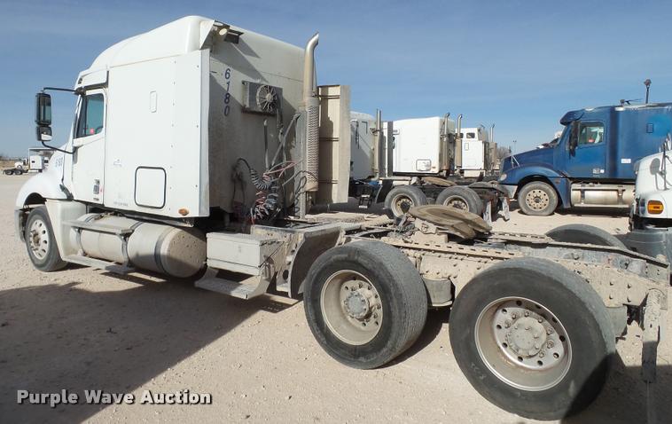 image for item L1643 2005 Freightliner Columbia semi truck