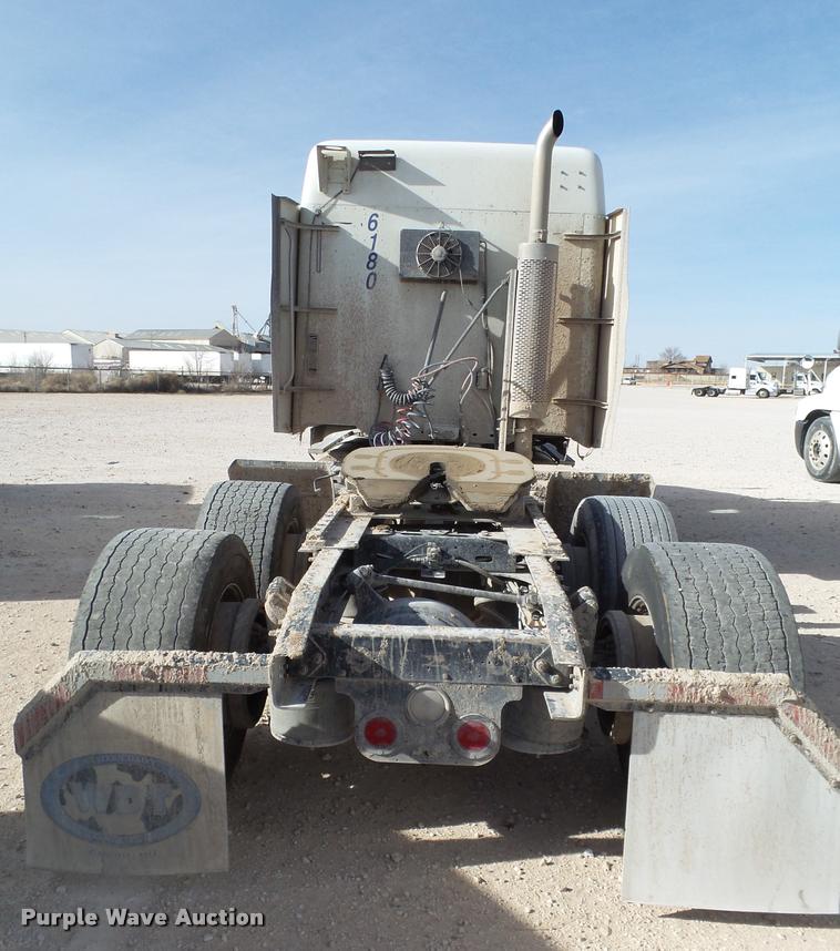 image for item L1643 2005 Freightliner Columbia semi truck