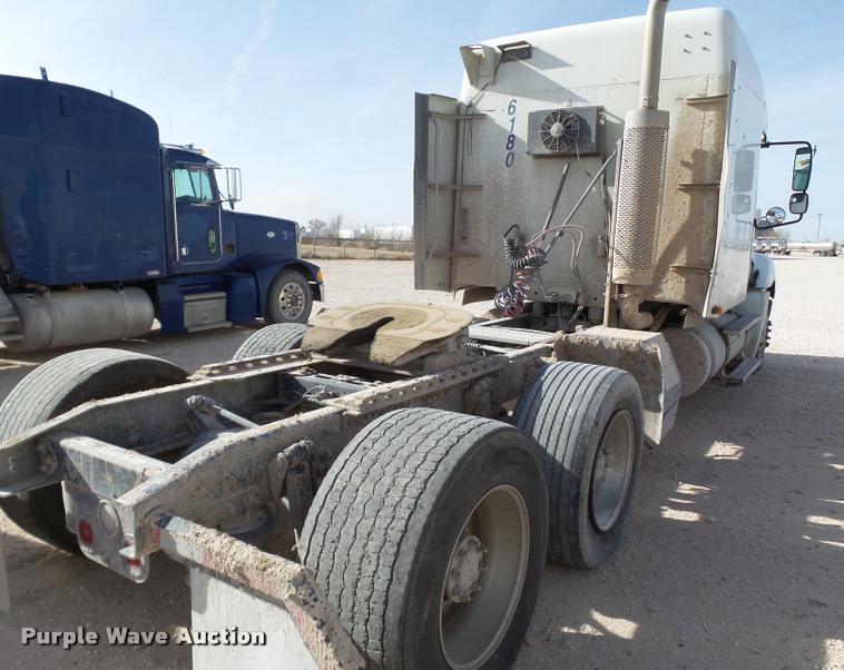 image for item L1643 2005 Freightliner Columbia semi truck