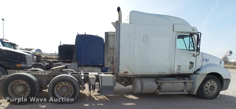 image for item L1643 2005 Freightliner Columbia semi truck