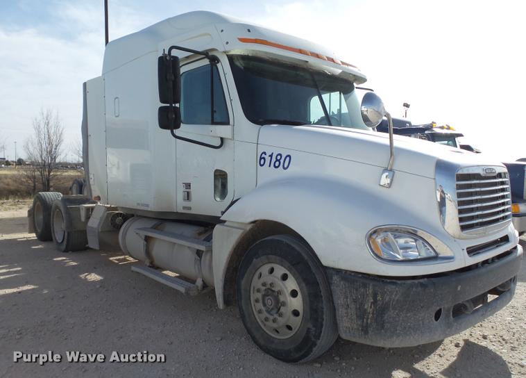 image for item L1643 2005 Freightliner Columbia semi truck