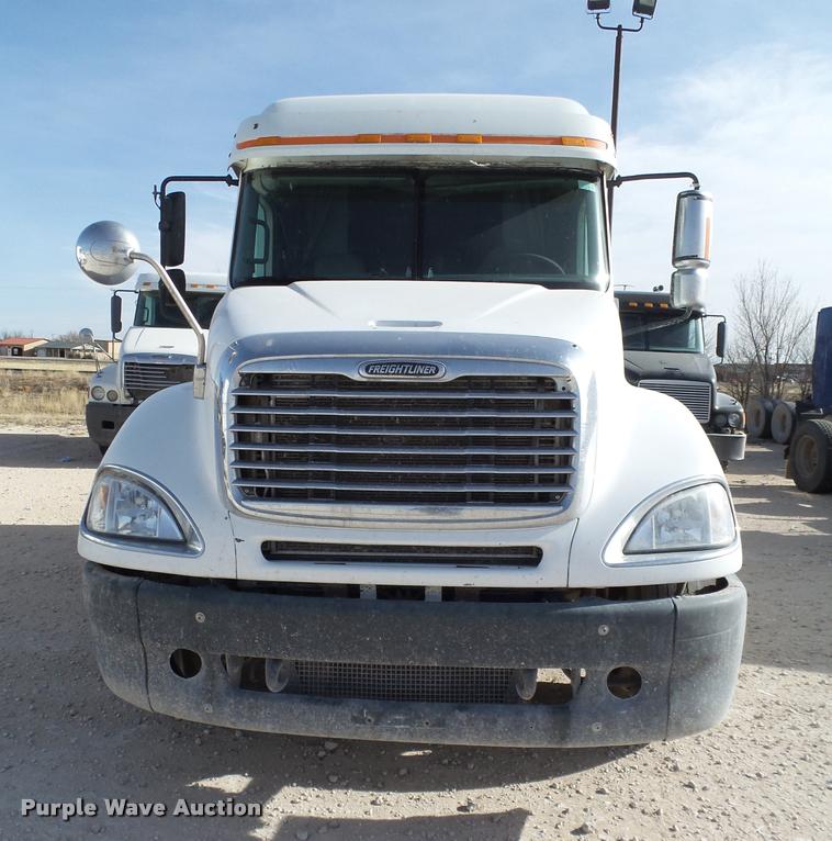 image for item L1643 2005 Freightliner Columbia semi truck