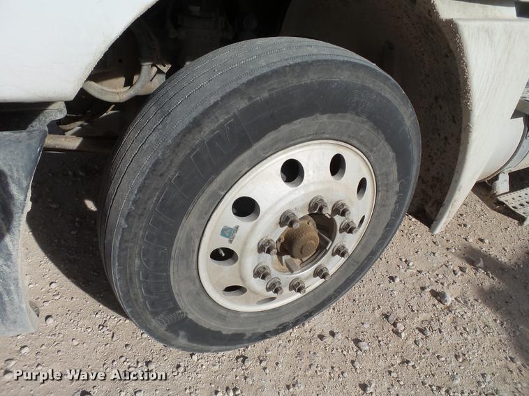 image for item L1643 2005 Freightliner Columbia semi truck