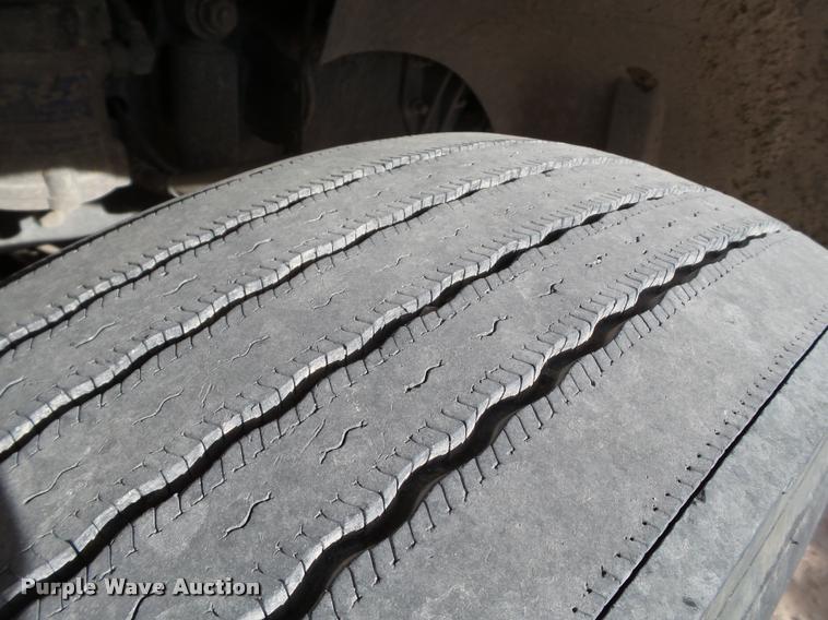 image for item L1643 2005 Freightliner Columbia semi truck