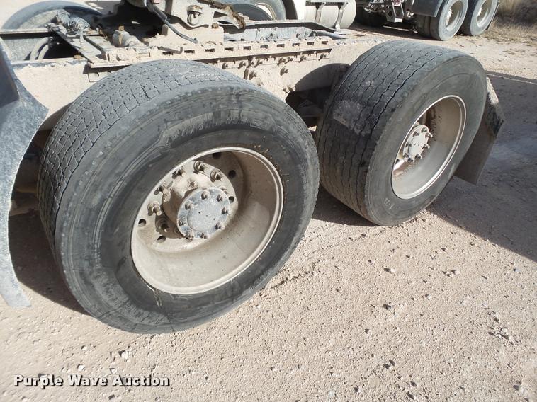 image for item L1643 2005 Freightliner Columbia semi truck