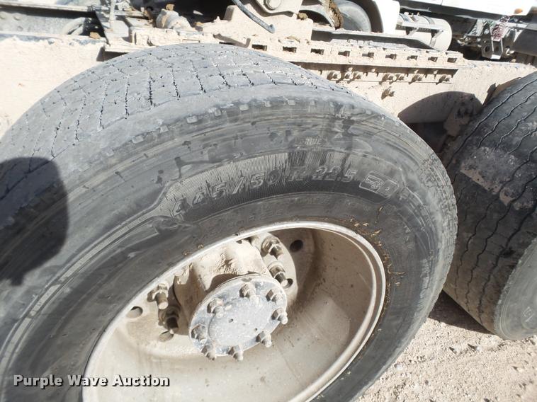 image for item L1643 2005 Freightliner Columbia semi truck