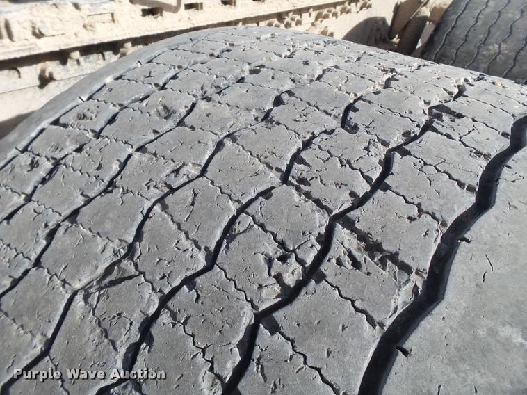 image for item L1643 2005 Freightliner Columbia semi truck