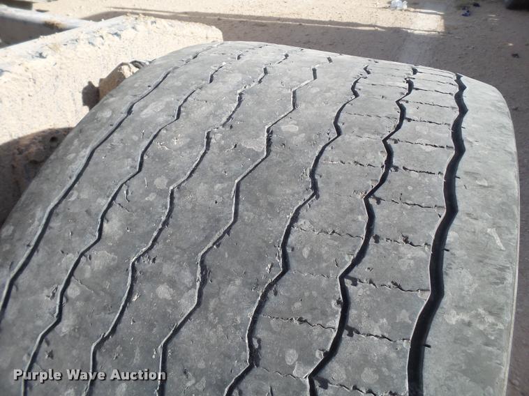 image for item L1643 2005 Freightliner Columbia semi truck