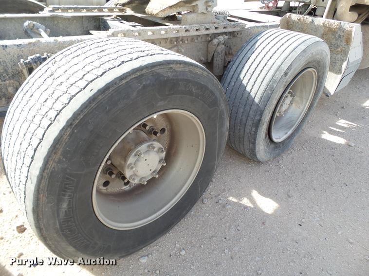 image for item L1643 2005 Freightliner Columbia semi truck