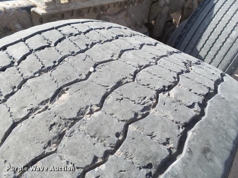 image for item L1643 2005 Freightliner Columbia semi truck