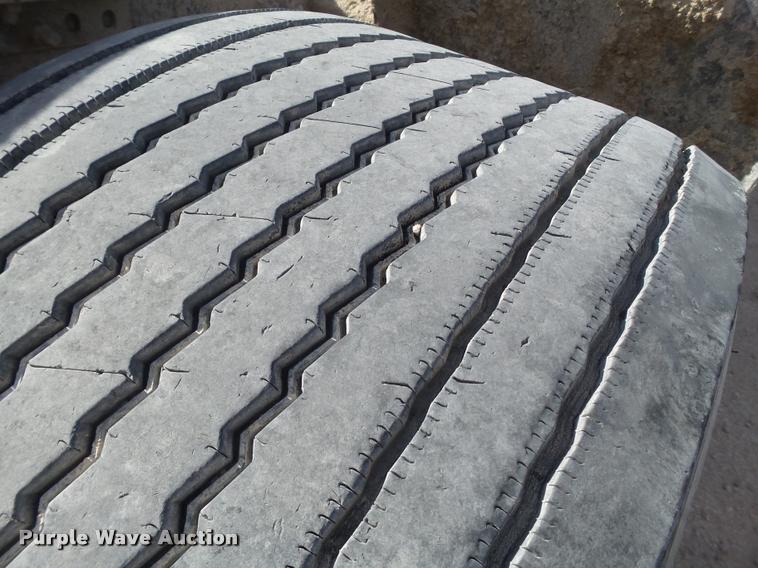 image for item L1643 2005 Freightliner Columbia semi truck