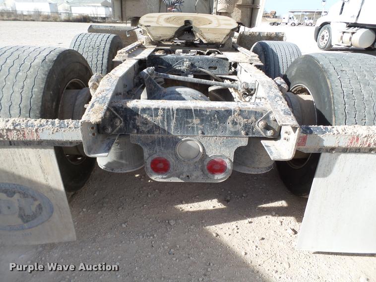 image for item L1643 2005 Freightliner Columbia semi truck