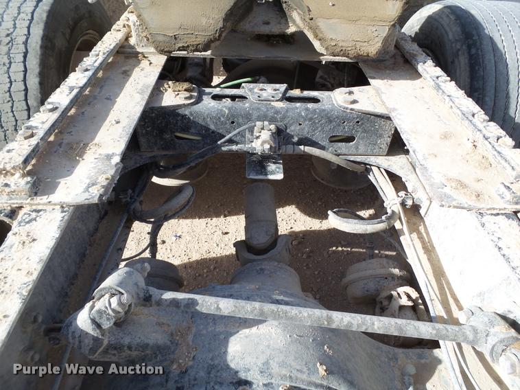 image for item L1643 2005 Freightliner Columbia semi truck