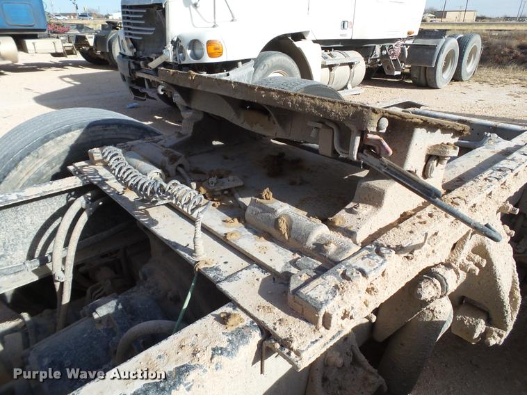 image for item L1643 2005 Freightliner Columbia semi truck