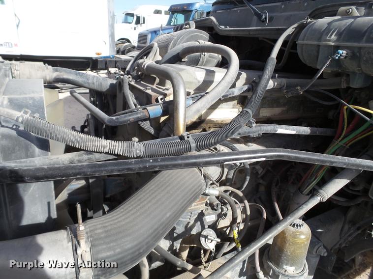 image for item L1643 2005 Freightliner Columbia semi truck