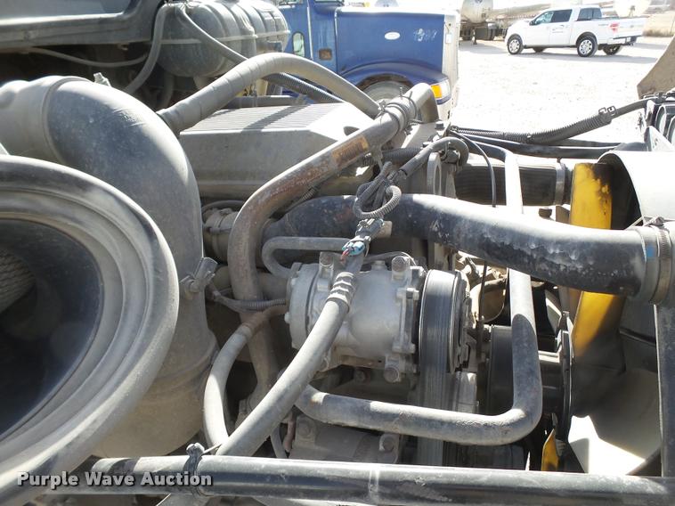 image for item L1643 2005 Freightliner Columbia semi truck