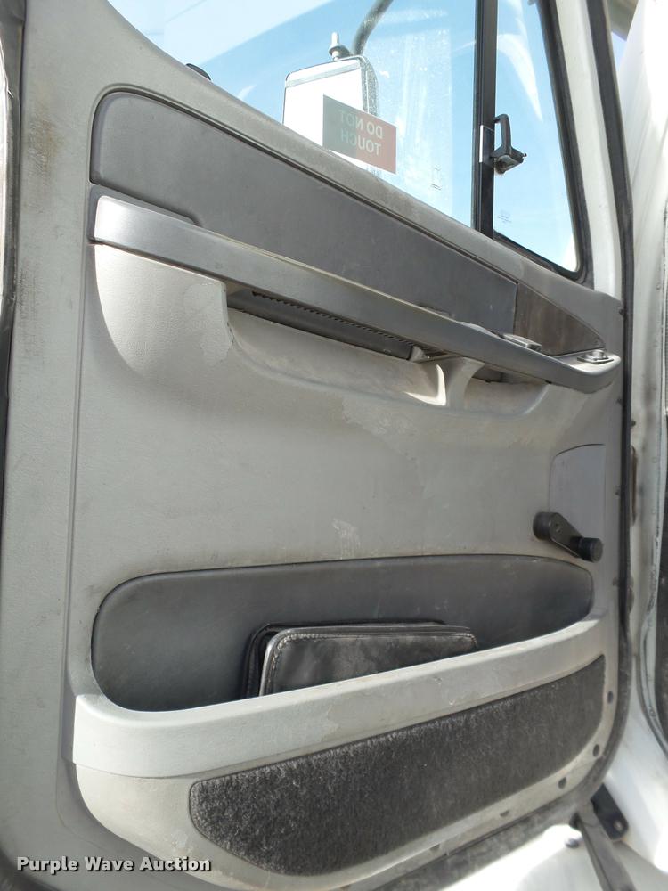 image for item L1643 2005 Freightliner Columbia semi truck