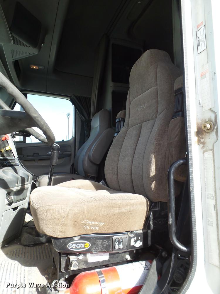 image for item L1643 2005 Freightliner Columbia semi truck