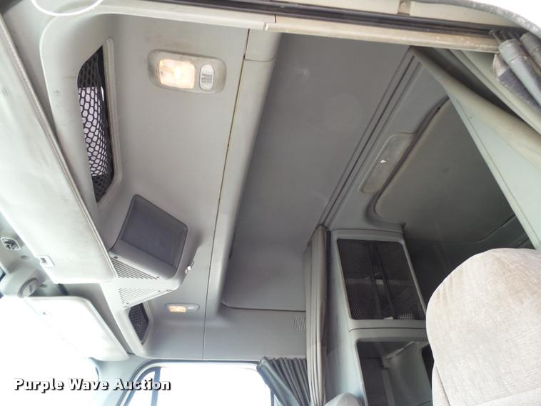 image for item L1643 2005 Freightliner Columbia semi truck