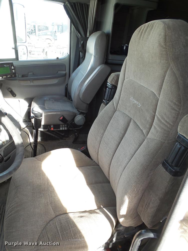 image for item L1643 2005 Freightliner Columbia semi truck