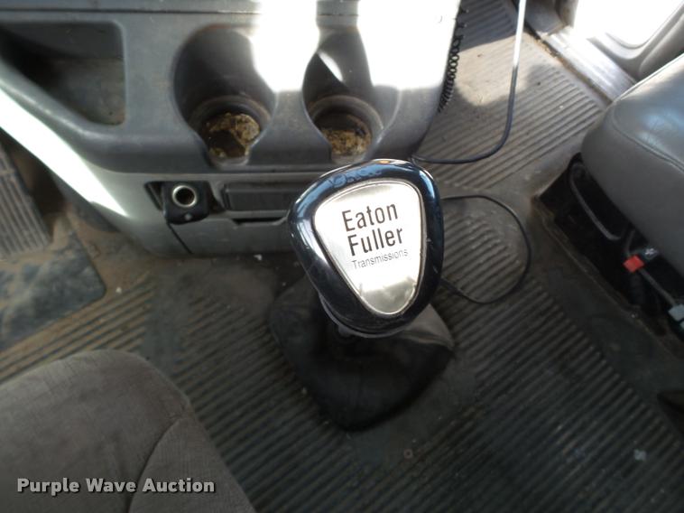 image for item L1643 2005 Freightliner Columbia semi truck