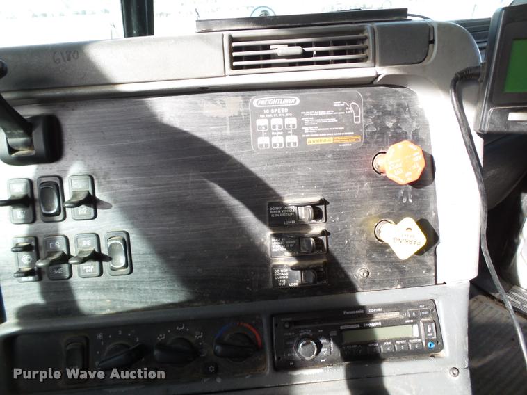 image for item L1643 2005 Freightliner Columbia semi truck