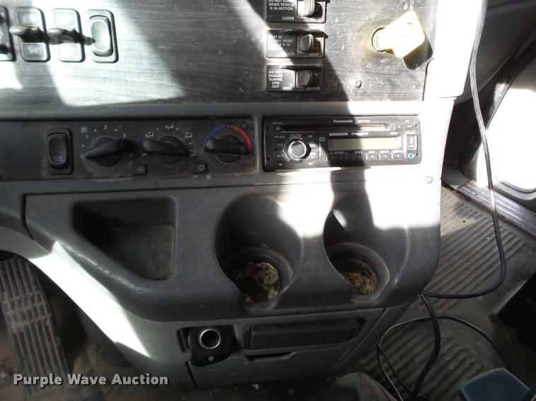 image for item L1643 2005 Freightliner Columbia semi truck