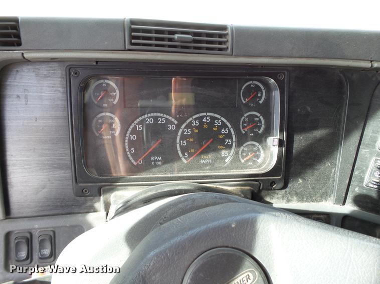 image for item L1643 2005 Freightliner Columbia semi truck