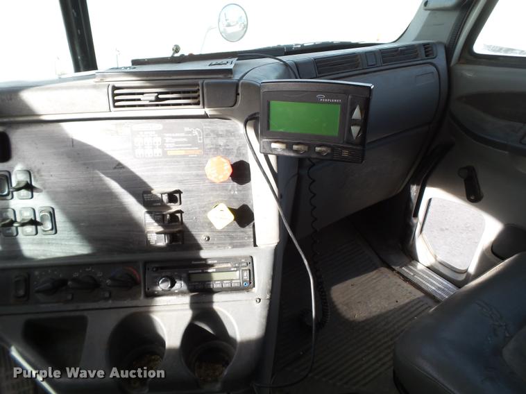 image for item L1643 2005 Freightliner Columbia semi truck