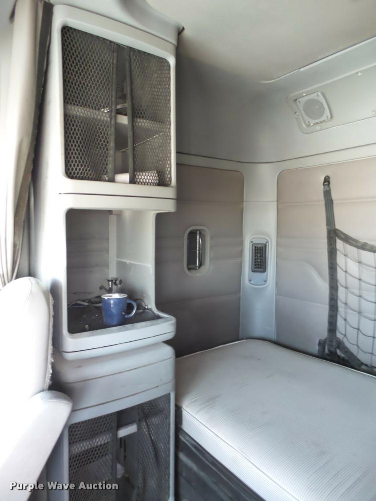 image for item L1643 2005 Freightliner Columbia semi truck