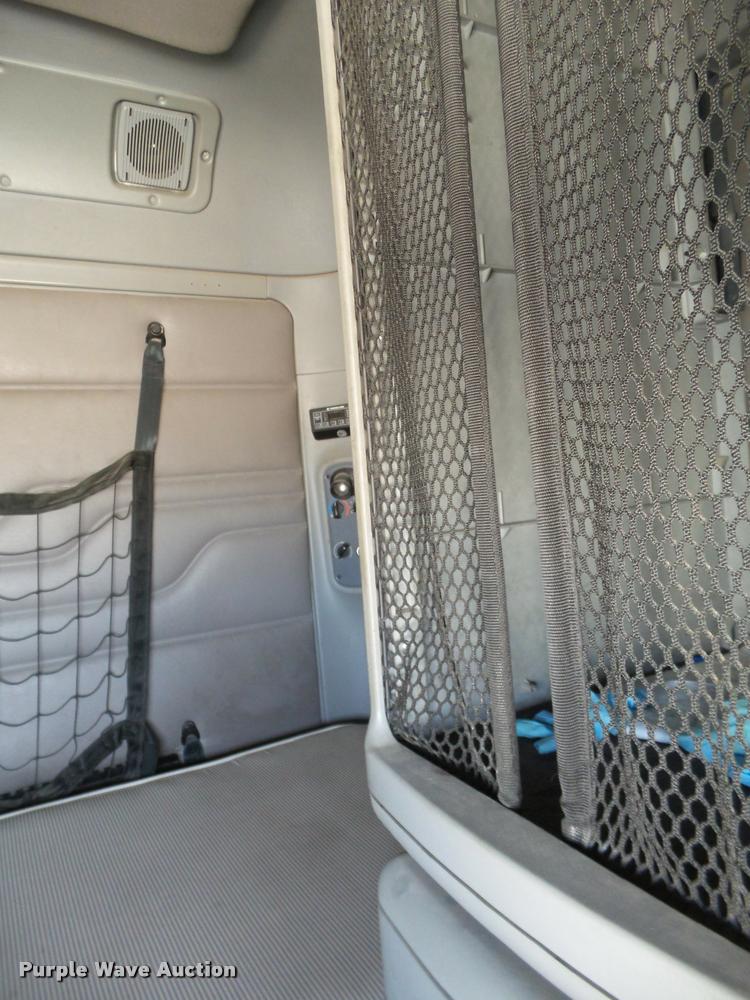 image for item L1643 2005 Freightliner Columbia semi truck