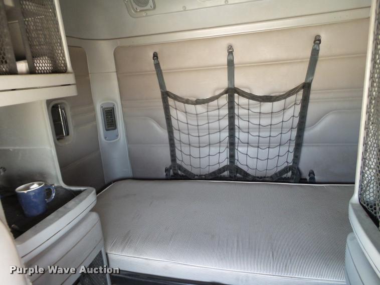 image for item L1643 2005 Freightliner Columbia semi truck