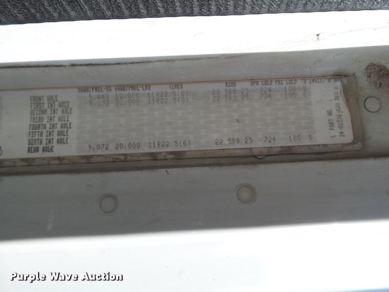 image for item L1643 2005 Freightliner Columbia semi truck