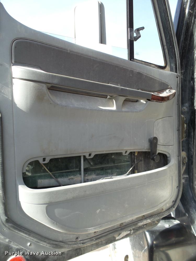 image for item L1644 2003 Freightliner Century ST120 semi truck