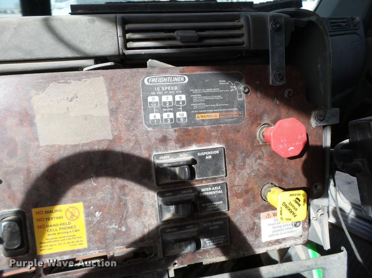 image for item L1644 2003 Freightliner Century ST120 semi truck