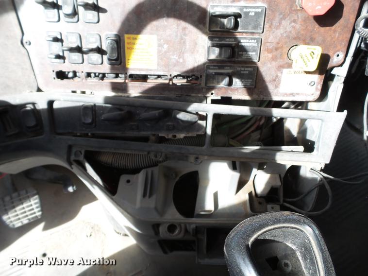 image for item L1644 2003 Freightliner Century ST120 semi truck