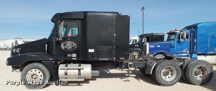 image for item L1645 2003 Freightliner Century ST120 semi truck