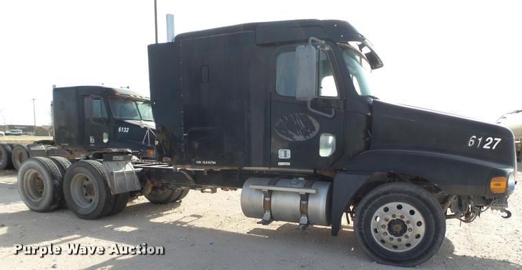image for item L1645 2003 Freightliner Century ST120 semi truck