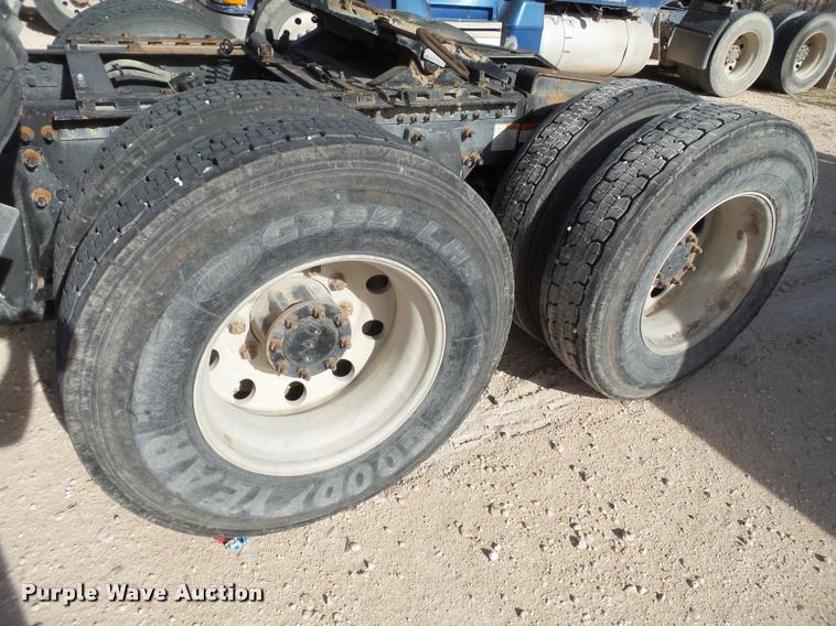 image for item L1645 2003 Freightliner Century ST120 semi truck