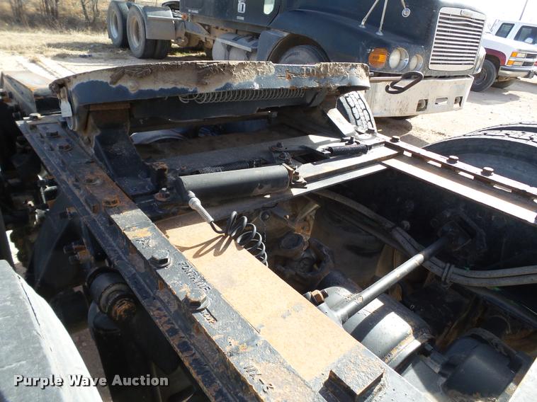 image for item L1645 2003 Freightliner Century ST120 semi truck