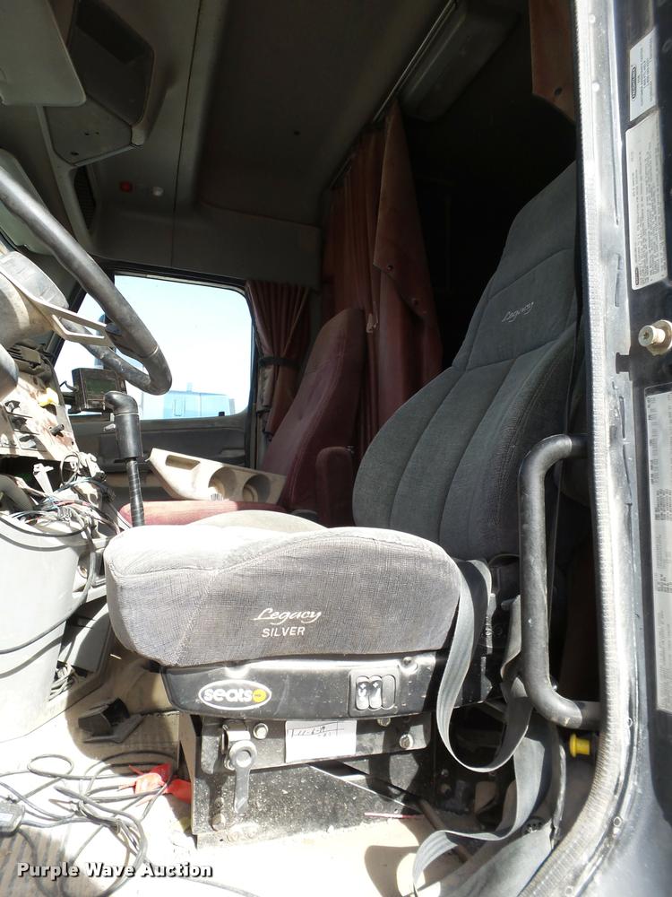 image for item L1645 2003 Freightliner Century ST120 semi truck