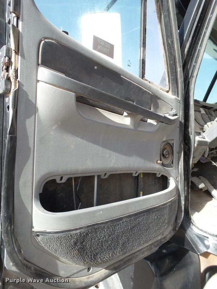 image for item L1645 2003 Freightliner Century ST120 semi truck