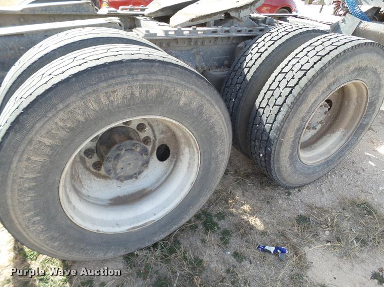 image for item L1646 2003 Freightliner Century ST120 semi truck