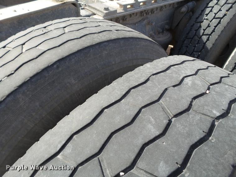 image for item L1646 2003 Freightliner Century ST120 semi truck