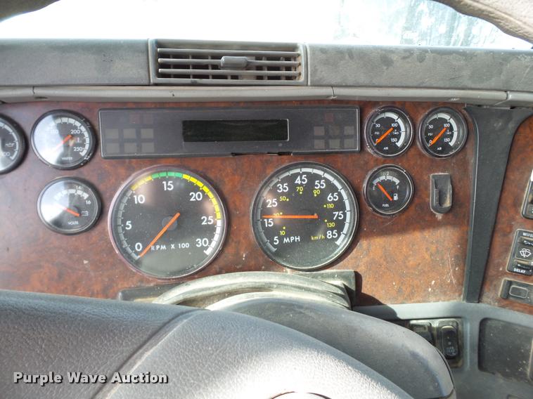 image for item L1646 2003 Freightliner Century ST120 semi truck