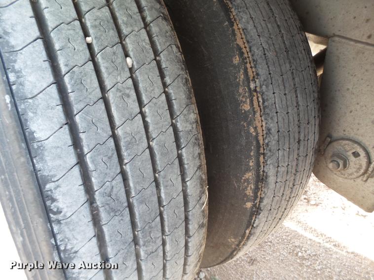 image for item L1649 2001 Lufkin dry van trailer