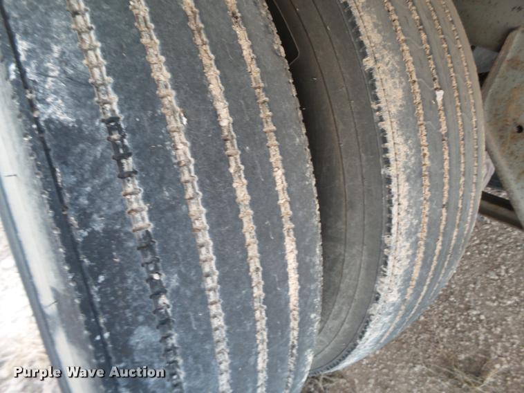 image for item L1651 2002 Hyundai dry van trailer